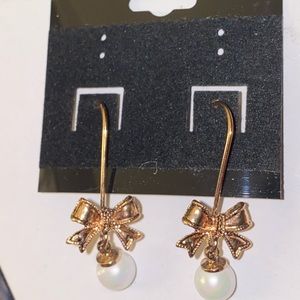 Straight bar Bow Earrings with Pearl